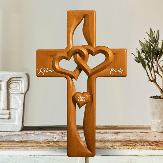 Holzkreuz mit verschlungenen Herzen, speziell für Verliebte entworfen – personalisierte Holzplakette in individueller Form für Paare