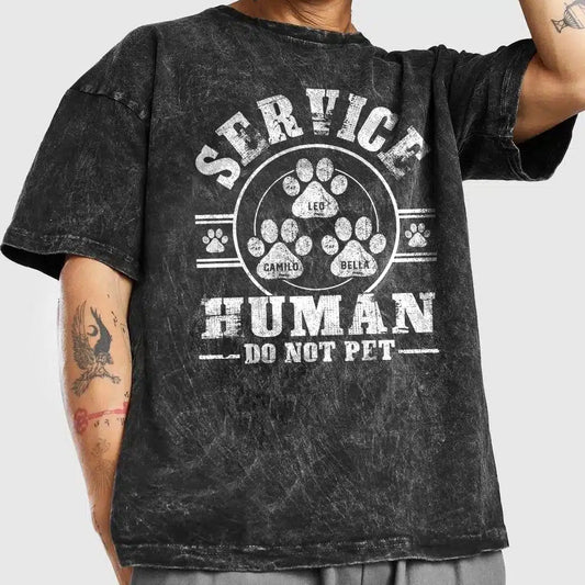 Servicepersonal – Bitte nicht streicheln – Personalisiertes T-Shirt mit Hundemotiv