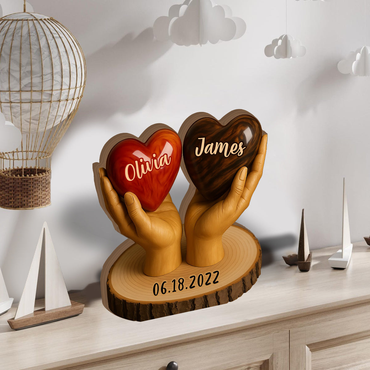 Zwei Herzen, eine Liebe – personalisierte Holzplakette in Pärchenform