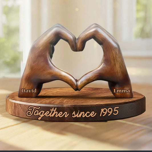 Skulptur „Herzliche Liebe“ – Hände eines Paares – Personalisierte Holzplakette in individueller Form für Paare