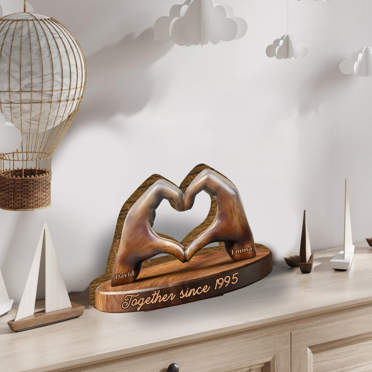 Sculpture « Mains d'un couple » - Plaque en bois personnalisée représentant un couple amoureux
