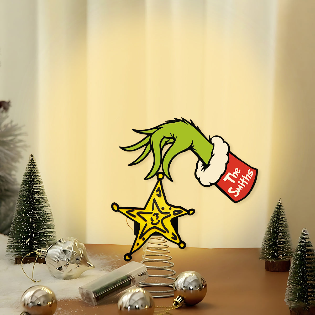 Ungezogener grüner Schlingel stahl den gelben Stern - Personalisierter LED-Weihnachtsbaumspitzen-Anhänger mit Stola