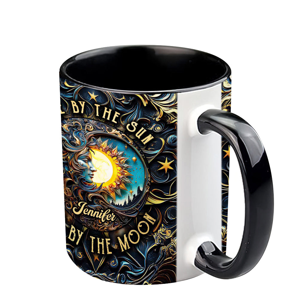 Lebe nach der Sonne, liebe nach dem Mond – Personalisierte Tasse mit Hippie-Akzent