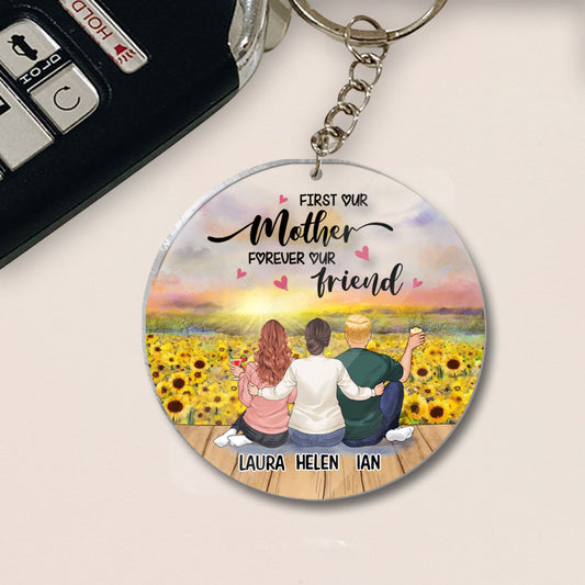 Erst unsere Mutter, für immer unsere Freundin – personalisierter Mutter-Schlüsselanhänger