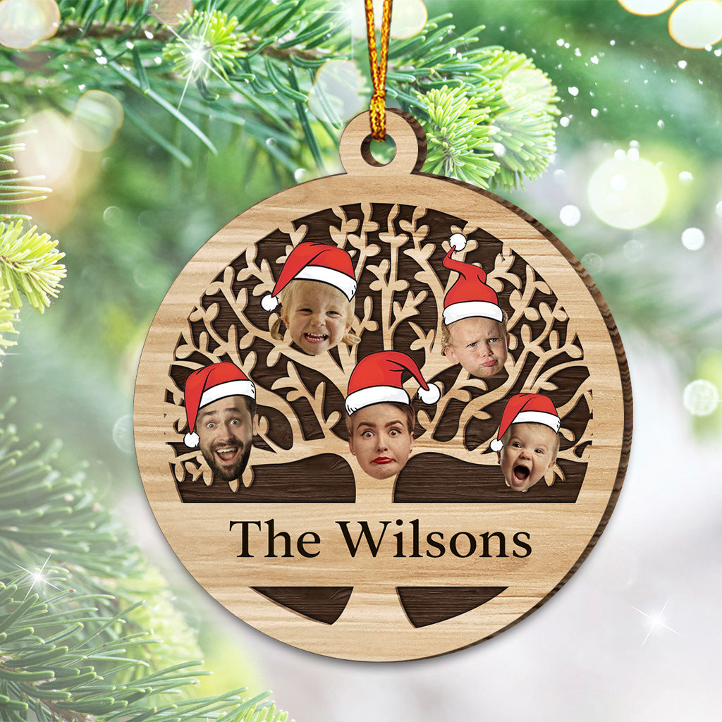 Weihnachtsbaum mit Familiennamen in vielen Farben – personalisierter Familienschmuck
