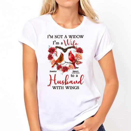 Ich bin die Ehefrau eines Mannes mit Flügeln – Personalisiertes Gedenk-T-Shirt & Hoodie
