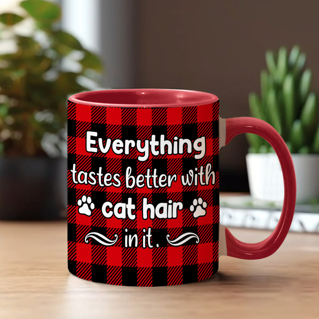 Alles schmeckt besser mit Katzen- und Hundehaaren drin – personalisierte Tasse mit Katzenmotiv