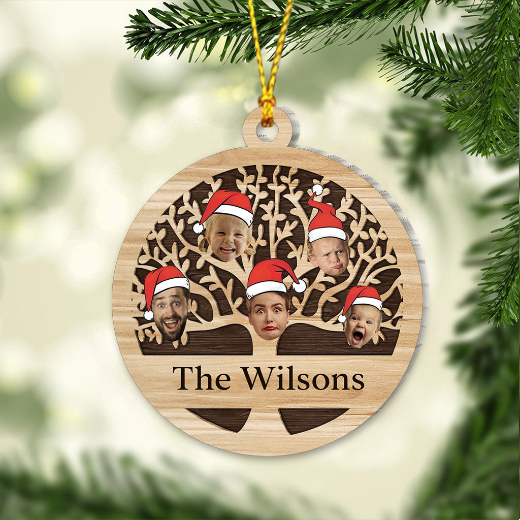 Weihnachtsbaum mit Familiennamen in vielen Farben – personalisierter Familienschmuck