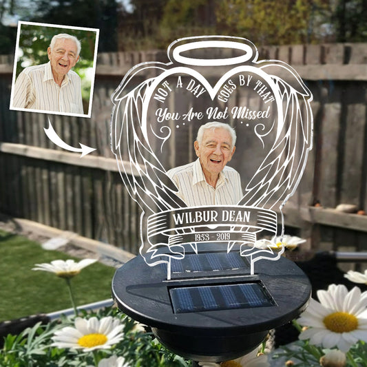 Kein Tag vergeht, an dem du nicht vermisst wirst – Erinnerungsgeschenk zum Gedenken an einen geliebten Menschen – Personalisierte Solar-Gartenleuchte
