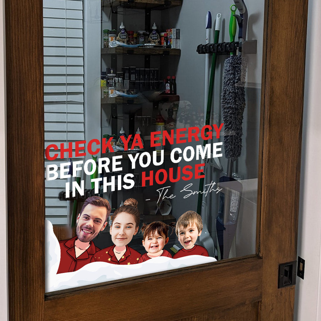 Überprüfe deine Energie, bevor du dieses Haus betrittst – Personalisierter Familienaufkleber (gestanzt)