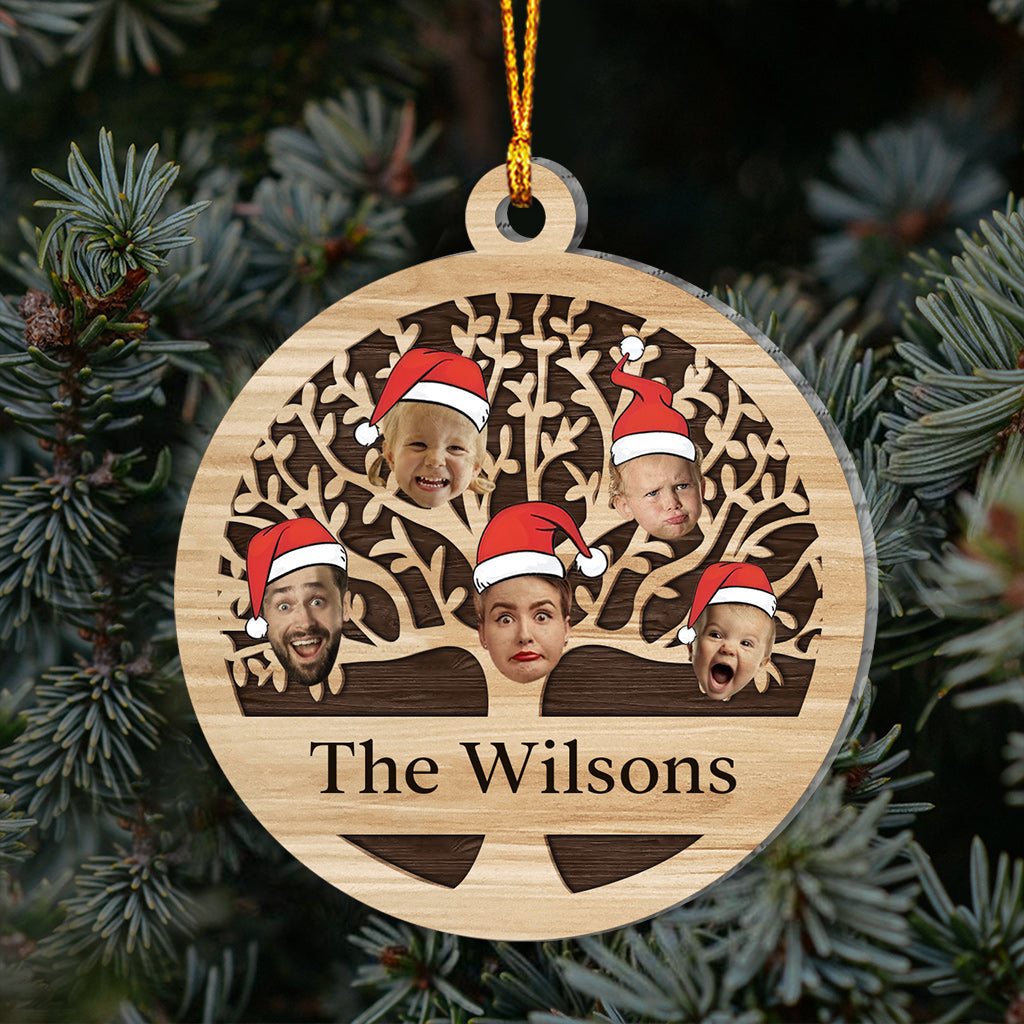Weihnachtsbaum mit Familiennamen in vielen Farben – personalisierter Familienschmuck