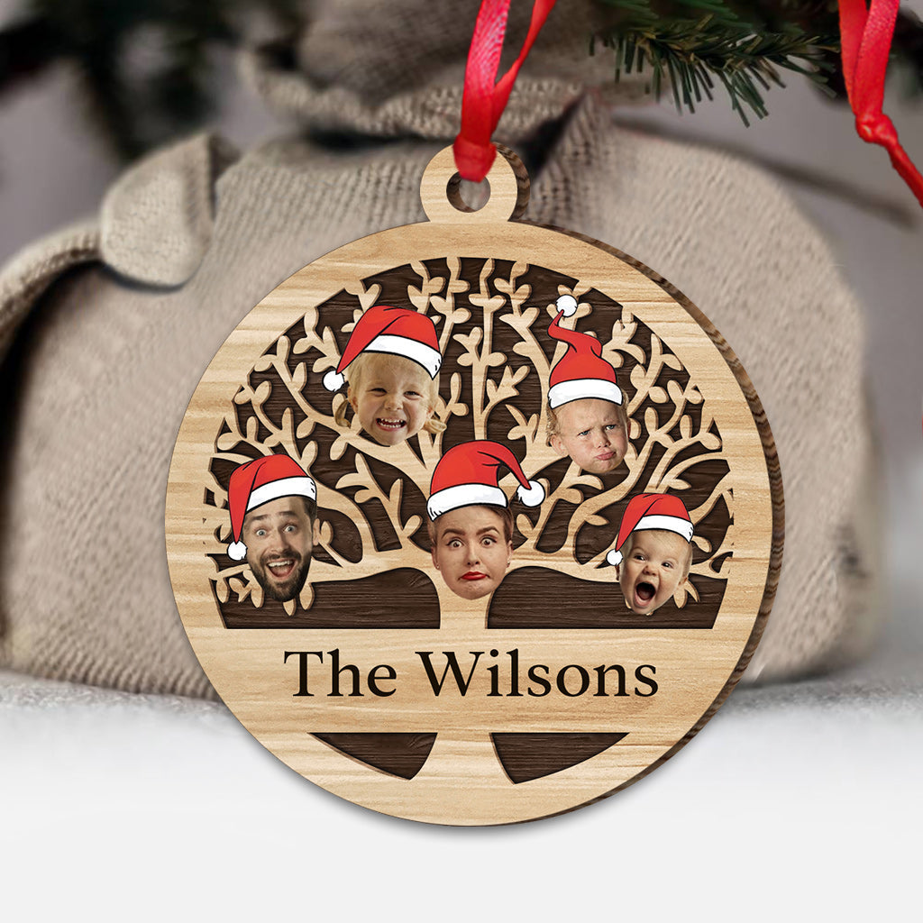 Weihnachtsbaum mit Familiennamen in vielen Farben – personalisierter Familienschmuck